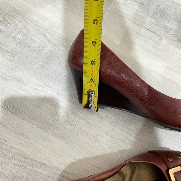 Andrew Geller NWOT Size 7 Reddish Brown with antiques Gold Buckle WEDGE Heel 2.5 - Picture 5 of 16